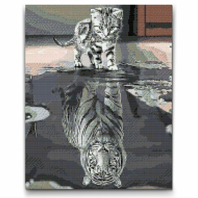 Diamond painting med kat, der ser en tiger i spejlingen – inspirerende motiv med budskabet “Tro på dig selv” fra Premium Diamond Painting DK