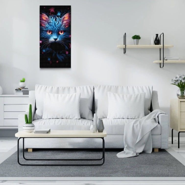 Diamond painting af blå kat med intense øjne i mørk baggrund – 5D motiv fra Premium Diamond Painting DK