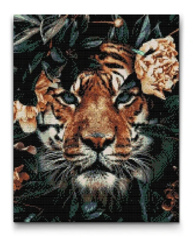 Diamond painting med tiger og blomster i mørke, dramatiske nuancer.