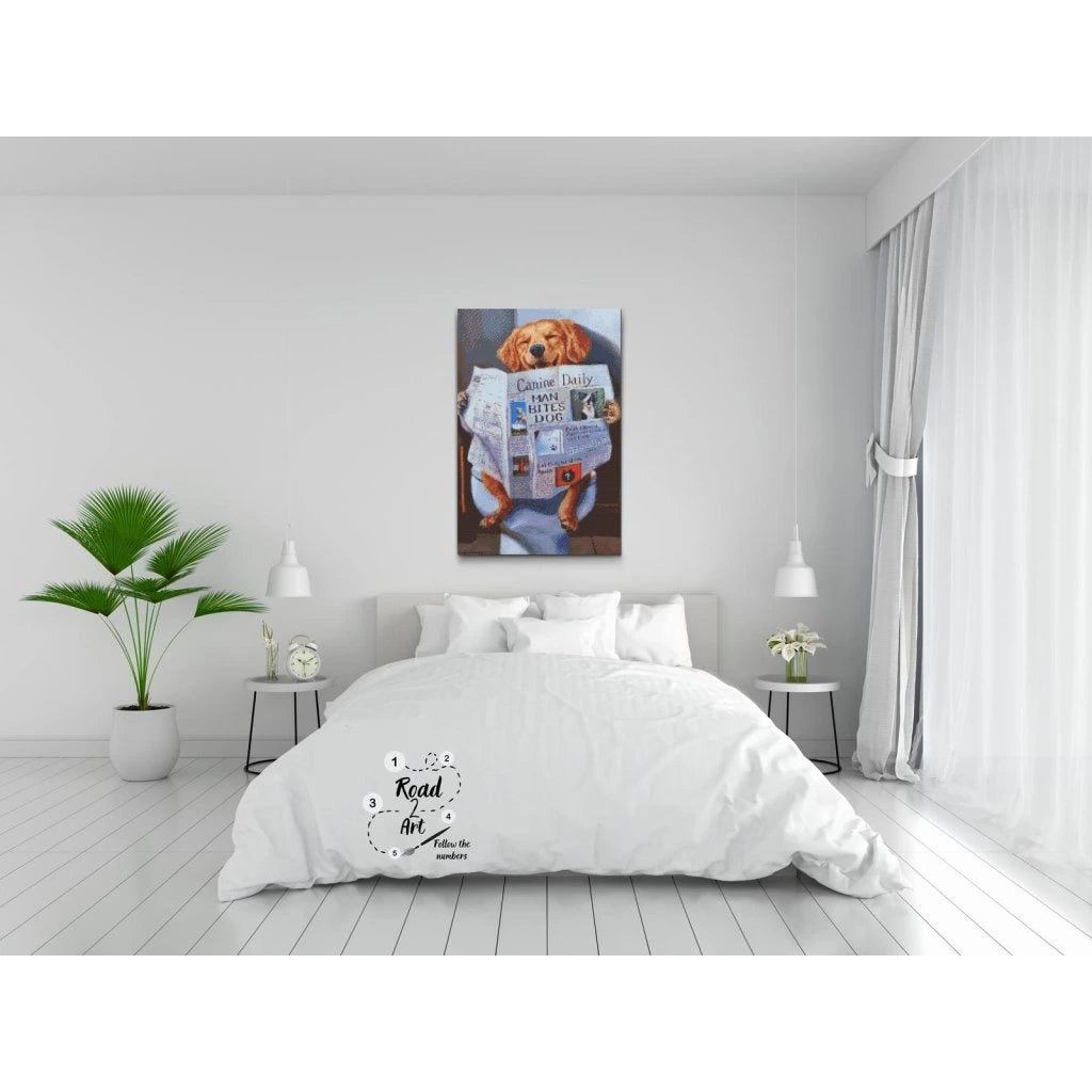 Sjov diamond painting af en hund, der nyder et roligt øjeblik med dagens avis. Perfekt til dyreelskere med humor.