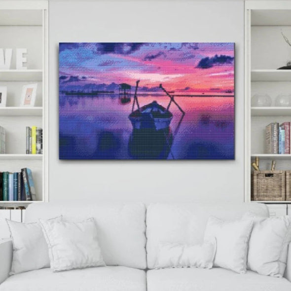Smuk solnedgang over havet med båd – diamond paint

