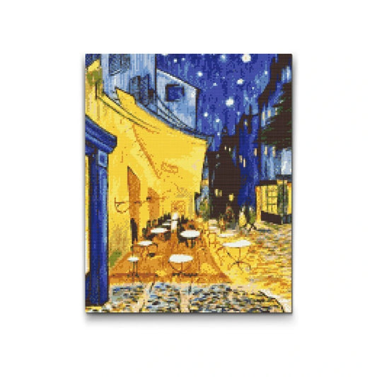 Diamond painting af Van Goghs caféterrasse om natten med stjerner og gule bygninger