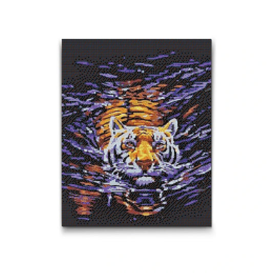 Diamond painting af tiger der svømmer i vand med lilla og orange refleksioner