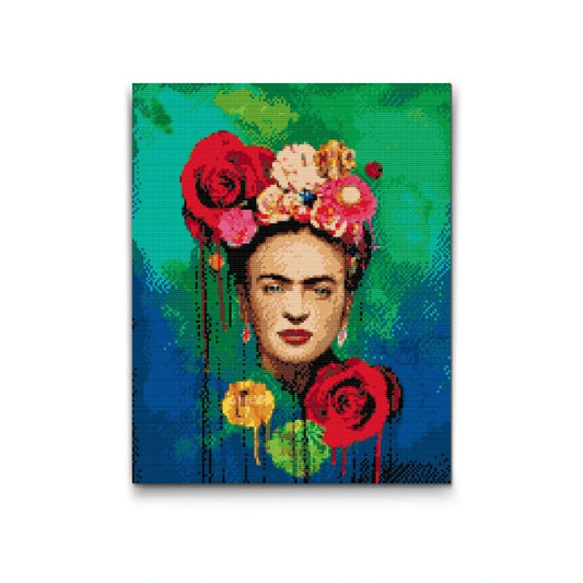 Farverig diamond painting af Frida Kahlo med blomster i håret og grøn baggrund