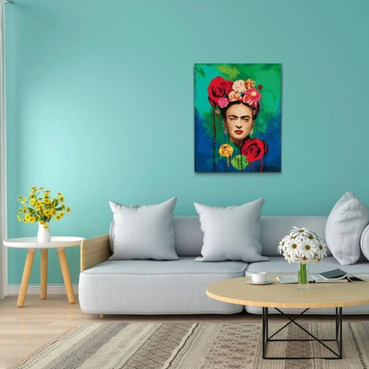 Farverig diamond painting af Frida Kahlo med blomster i håret og grøn baggrund
