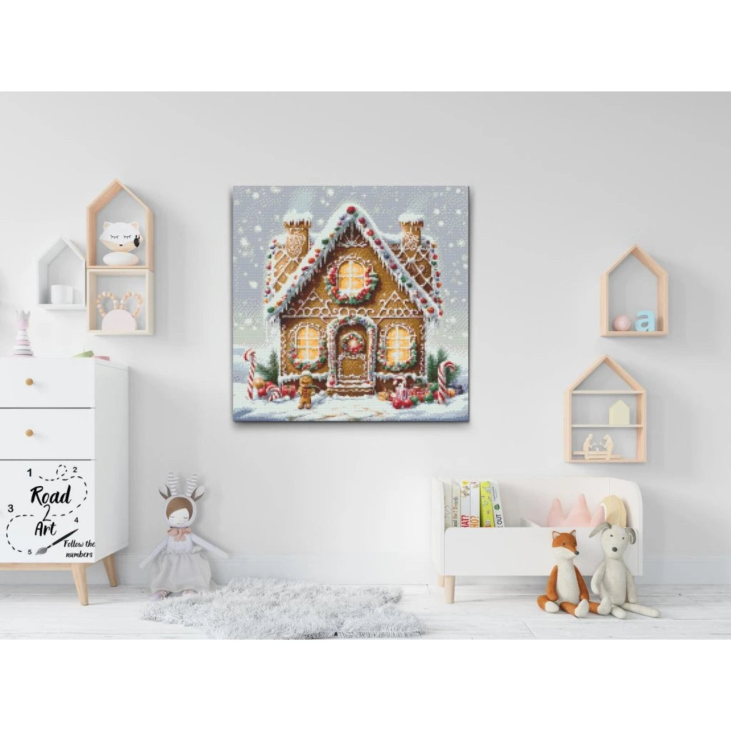 diamond painting af peberkagehus dækket af sne og slikdekorationer, ideel til jul
