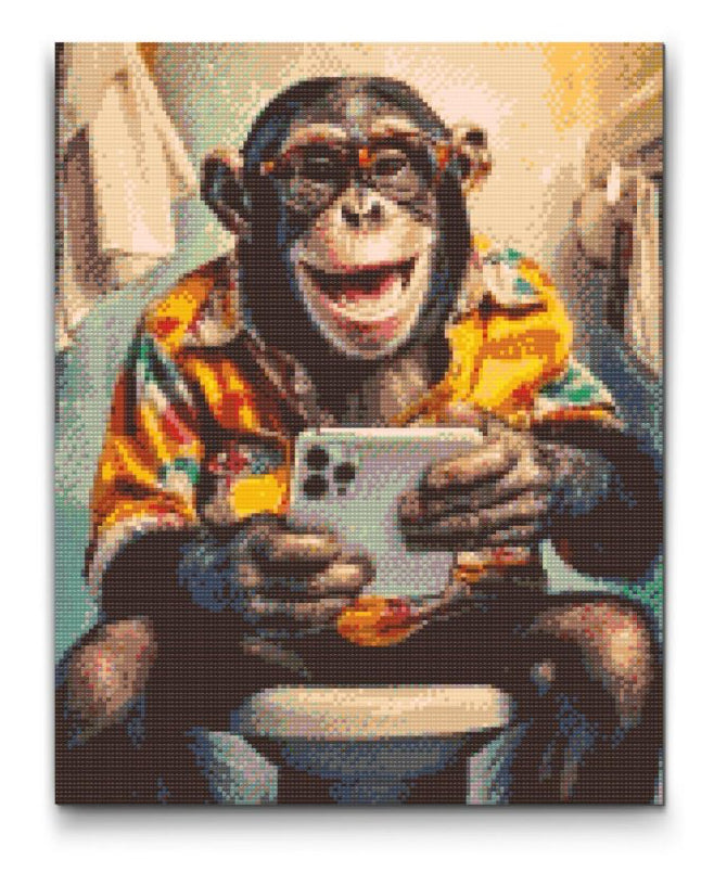 Diamond painting af en abe med briller på toilettet, iført farverig skjorte og med en mobiltelefon i hånden.