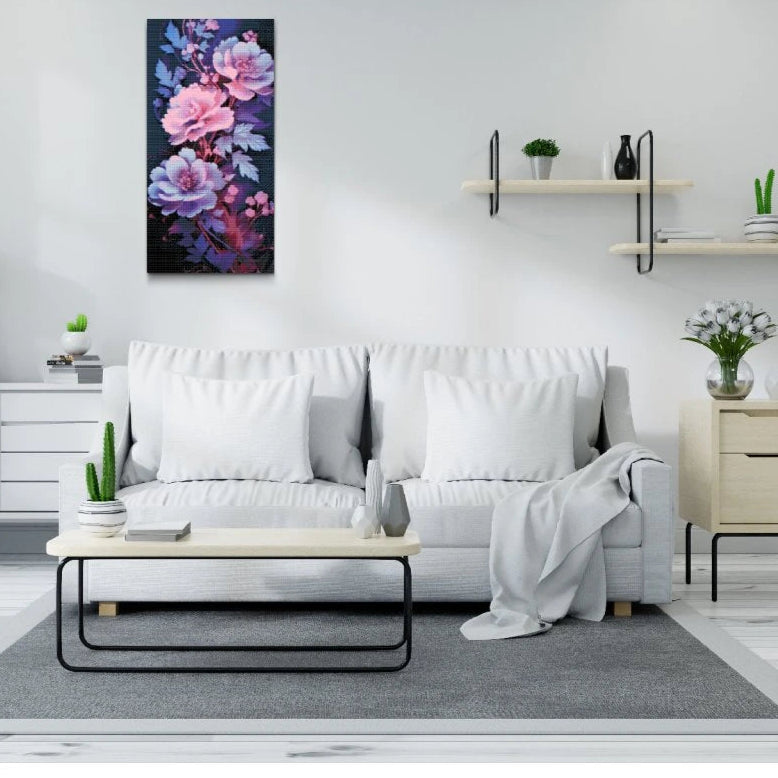 Diamond painting af rosa og lilla blomster på mørk baggrund i elegant natlig stil