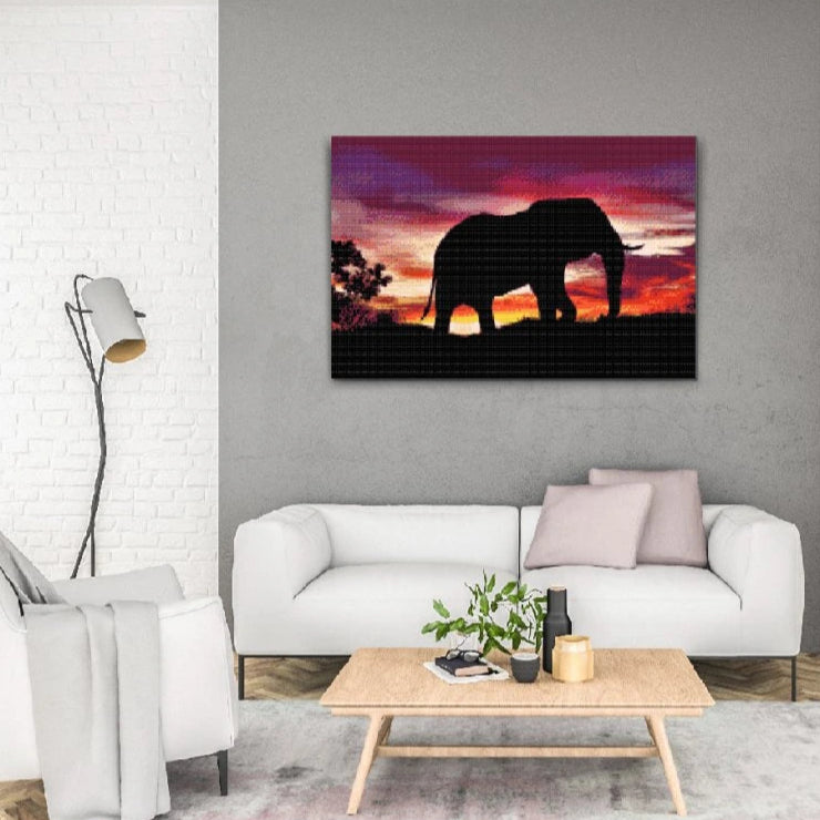 Savannens kæmpe diamond painting – Elefantmotiv med stærk silhuet og varme farver