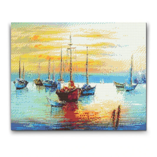 Diamond painting med både i havn under solnedgang og bløde farver i vandets spejling